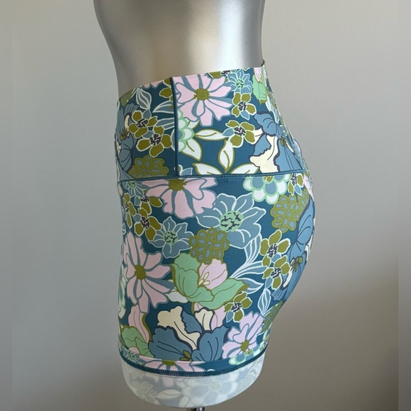 Free ✅Offline Hi Rise Floral Shorts - Picture 6 of 16